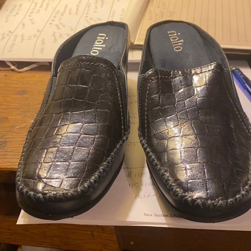 Rialto faux snake skin loafers sz. 8M